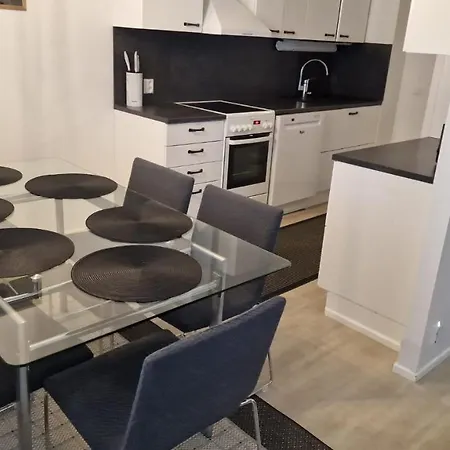 Stylish In Town Centre Apartment *